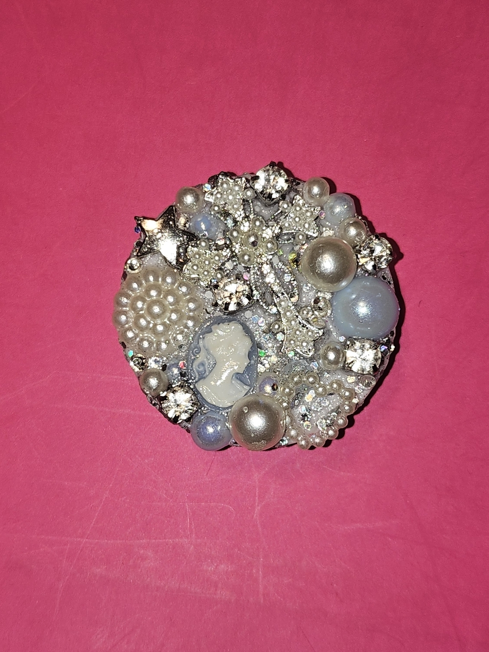 Vintage-Inspired Pearl Phone Grip